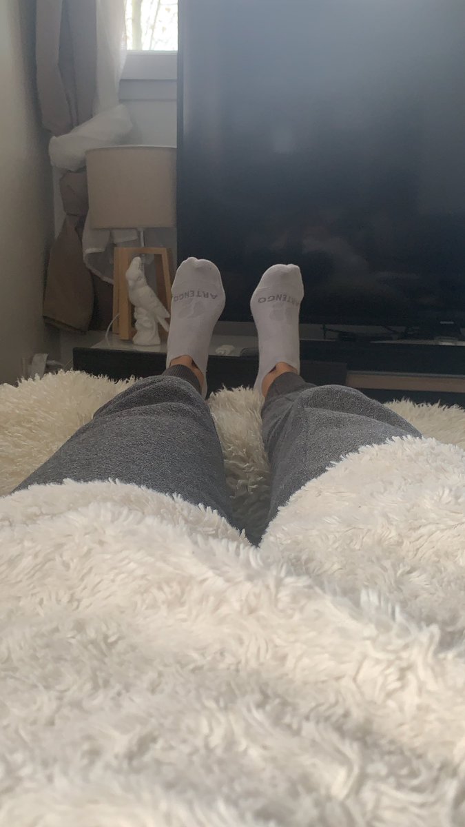 Seinalemm's tweet photo. Depuis tout à l’heure je fais absolument rien et je ne bouge pas rien envie de faire ça vous arrivent aussi ? 😂😂😂 HELP ! https://t.co/hmxaJhy9k5
