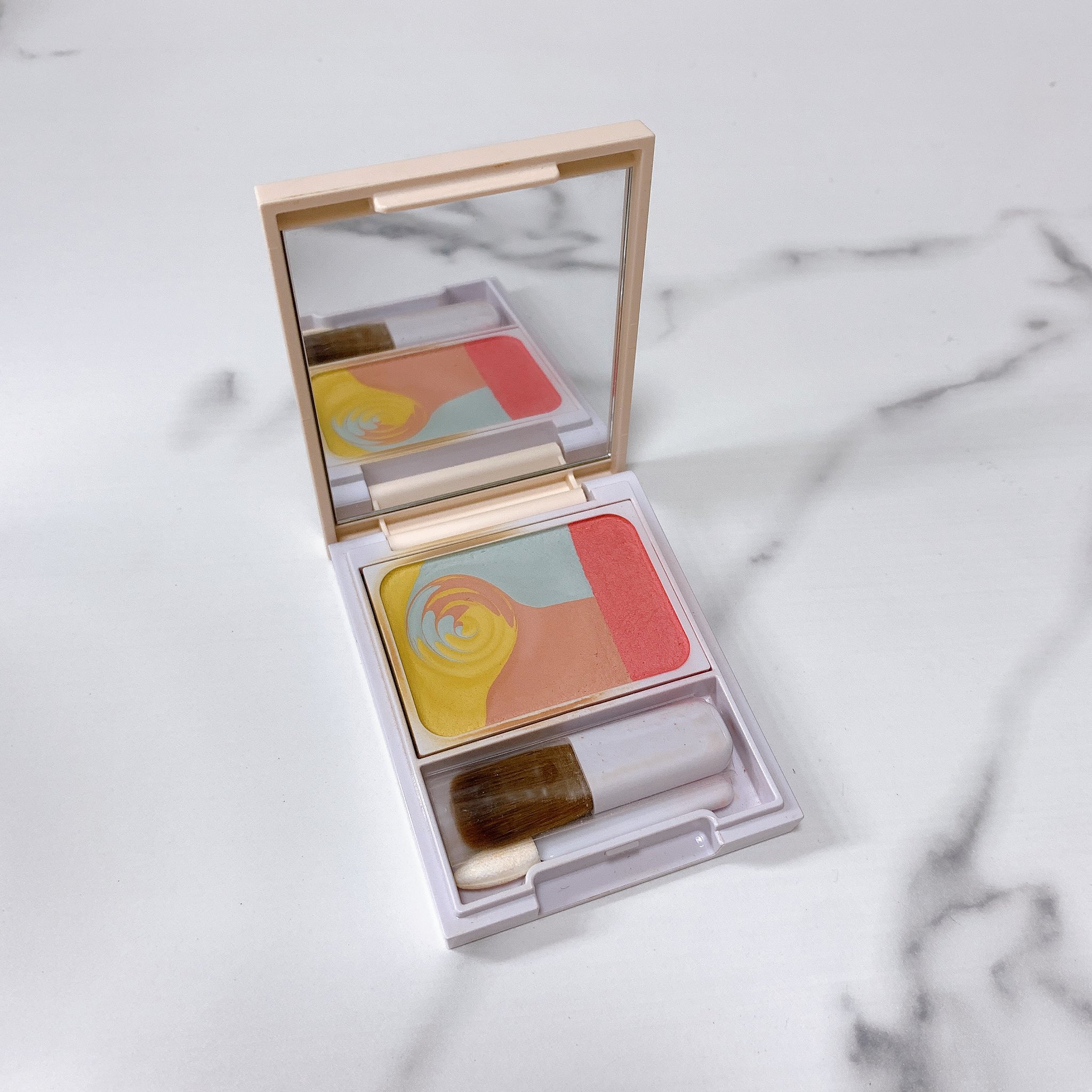 うさこ A Twitter コンシーラー選びで悩んでる全人類に何度でも推したいのがポーラ ディエムクルールのコンシーリングパウダー 私の頑固なクマも ニキビ跡も ベースメイクの最後にササっとブラシで塗るだけで魔法かと思うくらい目立たなくなる そしてマスク崩れにも