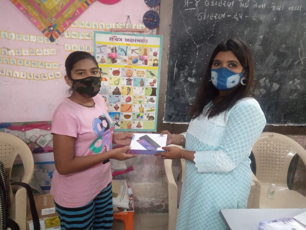 UnstoppableYUVA's tweet photo. When children work to help other children, all is in good hands! #YuvaUnstoppable's #GetSetLearn initiative is led by 10th grader Sidhant Sharma. To bridge the digital gap, 500+ students & Yuva scholars from underserved societies now have access to tablets. #WorldChildrensDay2020 https://t.co/DvHQUzeB9h