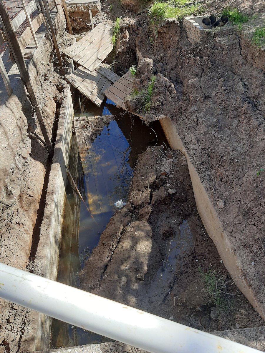 colomarp's tweet photo. @epeoficial Obra abandonada va a cumplir año. Malabia 1174 bis...imposible contactarlos nunca atienden...como criadero de dengue y basural mb obra .largo 12 mt, 2 mt profundidad y 4 ancho y agrandandose. Llueve y se va desmoronando y se hace cada vez mas grande. Gracias EPE... https://t.co/114szttWST