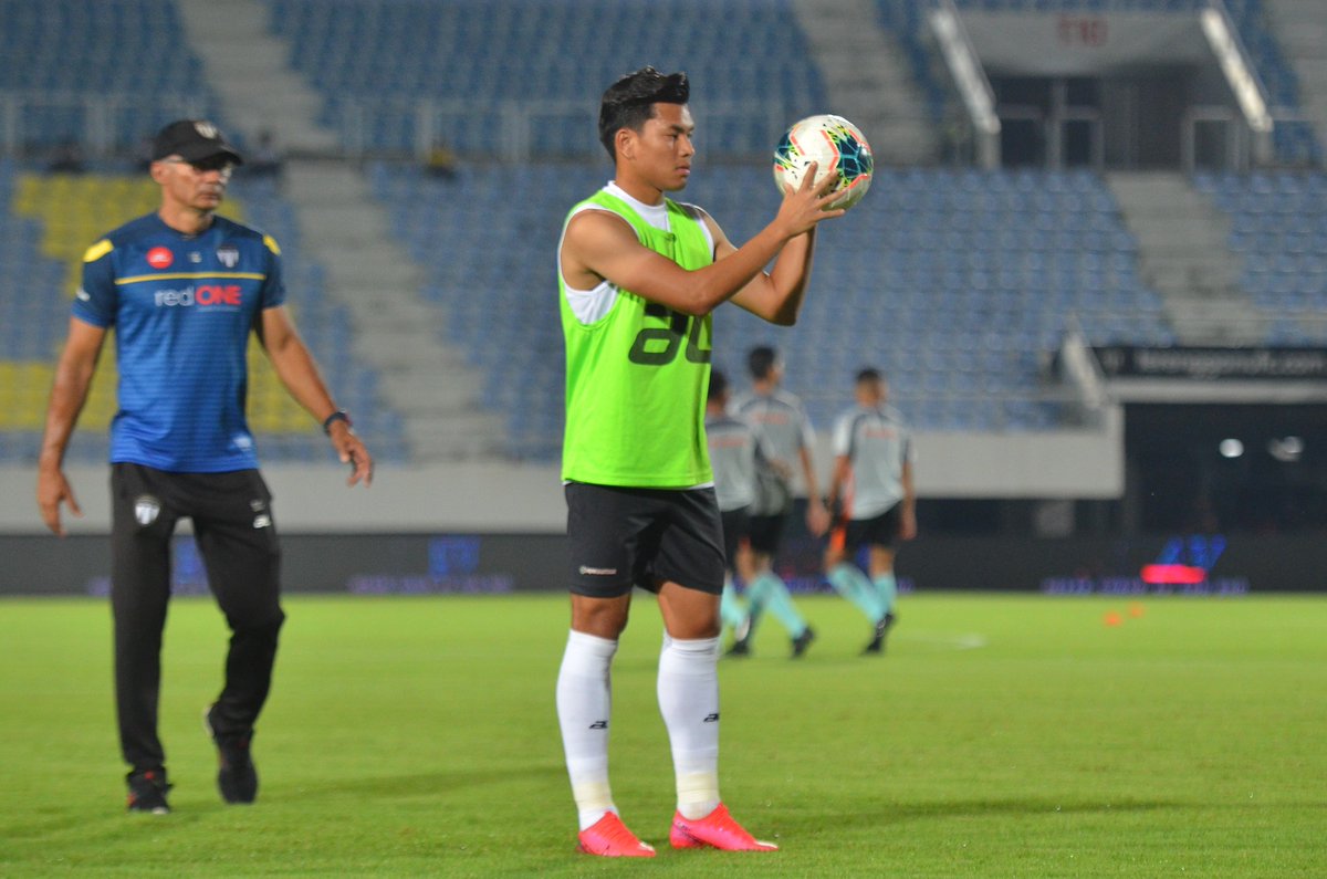 FCTerengganu's tweet photo. VIRTUAL FACE OFF : SESI MEMANASKAN BADAN PEMAIN TFC 🏴🏳️
Kita panas badan awal sikit, lama doh dok panas ni! Awok-awok rumoh duk panas jari masing-masing dok lagi tu??!
#KEDAHVSTFC
#VirtualFaceOff
#WeBleedBlackAndWhite https://t.co/0LmOwEqsBl