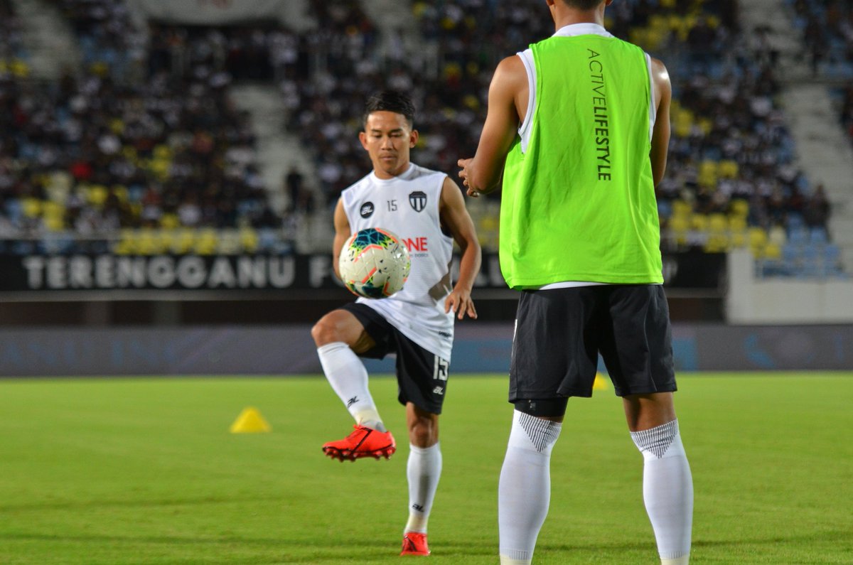 FCTerengganu's tweet photo. VIRTUAL FACE OFF : SESI MEMANASKAN BADAN PEMAIN TFC 🏴🏳️
Kita panas badan awal sikit, lama doh dok panas ni! Awok-awok rumoh duk panas jari masing-masing dok lagi tu??!
#KEDAHVSTFC
#VirtualFaceOff
#WeBleedBlackAndWhite https://t.co/0LmOwEqsBl
