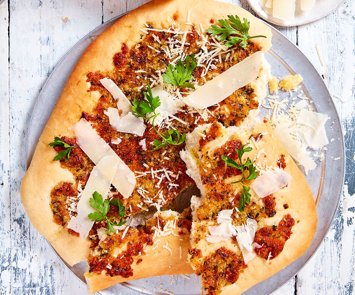 ParmesanUK's tweet photo. How delicious does this #flatbread with garlic, parsley, and #ParmigianoReggiano look? Perfect for a Friday treat! #FridayFeeling #StayHomeWithParmesan https://t.co/IpvKxfsamy