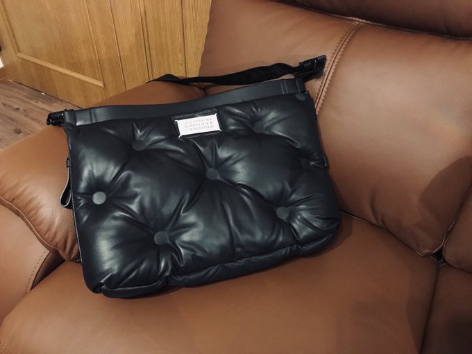 枕にもなるバッグ買うた 