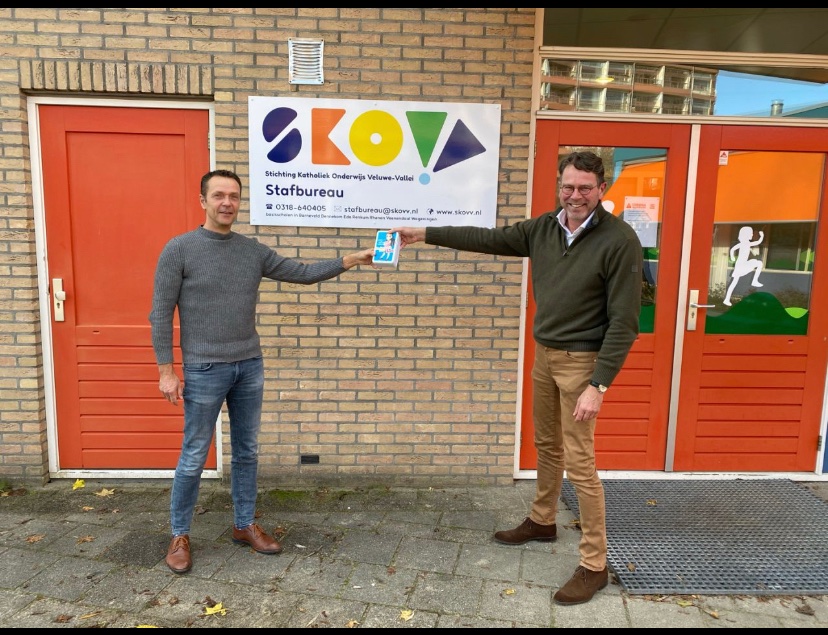 LotsFoundation's tweet photo. “Op de dag van de rechten van het kind krijgen alle scholen van SKOVV een doosje met de onderzoekskaartenvan Lot. Zo #kinderrechten heel goed bespreekbaar in de klas.” #burgerschap #onderwijs @BerendCornel @MarkBJager 
https://t.co/ZEVedLuRVs 
https://t.co/dYj4gOvBSK https://t.co/pN4a7Y6412