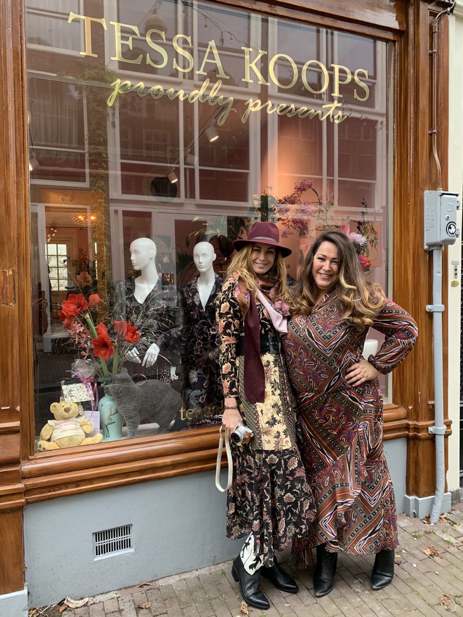 MarcJordaan's tweet photo. Onverwachtse bubbels π₯#TessaKoops vandaag geopend! Herenstraat 29. #damesmode veel succes met je schitterende winkel! https://t.co/HPwSxGbo04