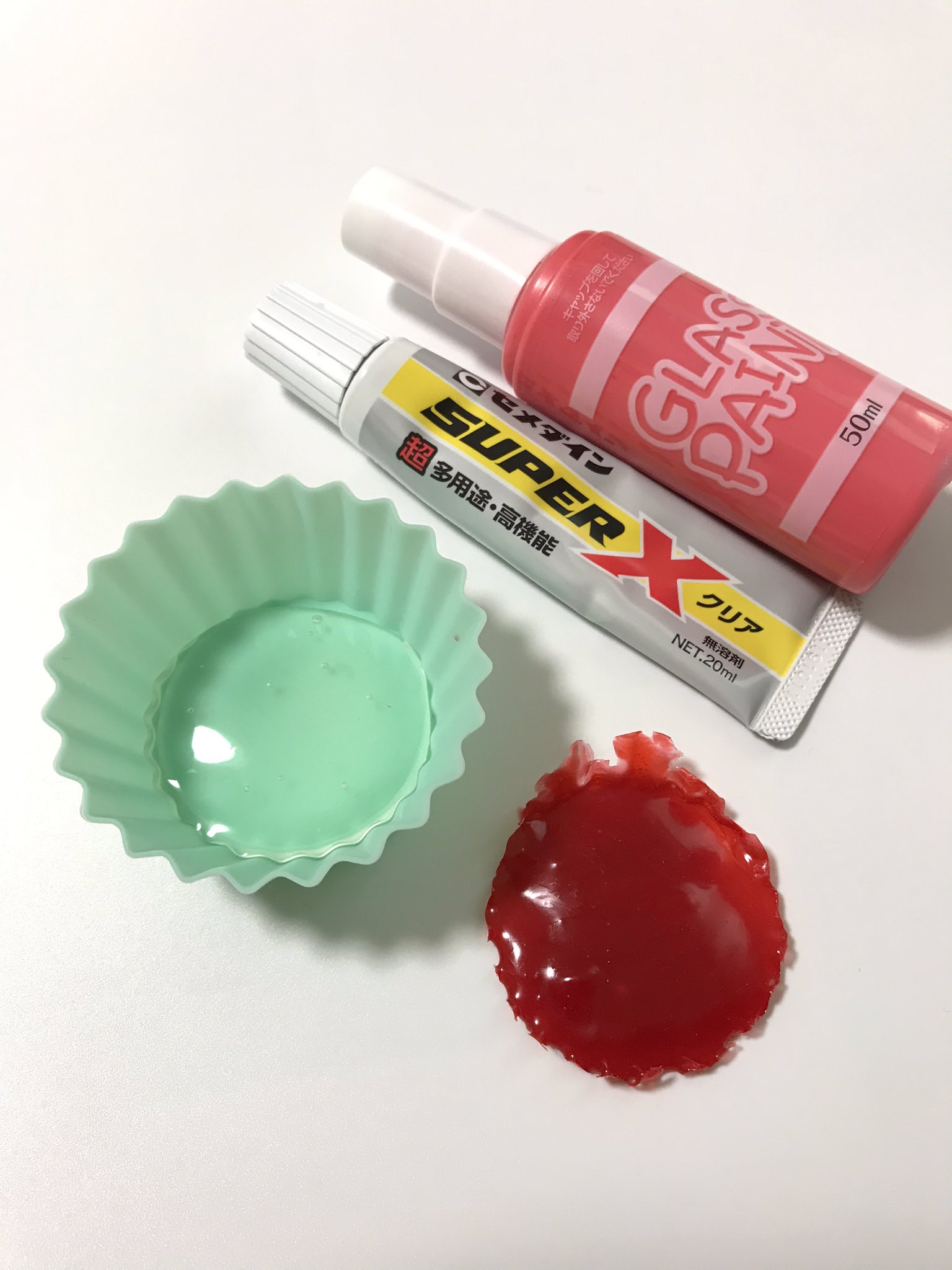 ちーず On Twitter ガラス絵の具とセメダインスーパーxシリコンカップで混ぜて固めたものとスーパーxだけを固めたものと用意 固まるまで3 4日かかるので最初に作っておく 固まったらハサミで切ってガラスカレット風に 安価 軽量 安全なのでオススメですよ