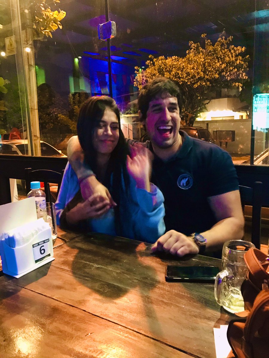 loreleyrojas1's tweet photo. Anoche me invitó a cenar , me compro un regalo , y antes de dormir me dijo “ Gorda , yo mañana no vengo temprano juega Cerro y voy a ir a ver con los perros “  . Maravillosa jugada siempre @FeFerreira23 . https://t.co/xih8QsYnY7