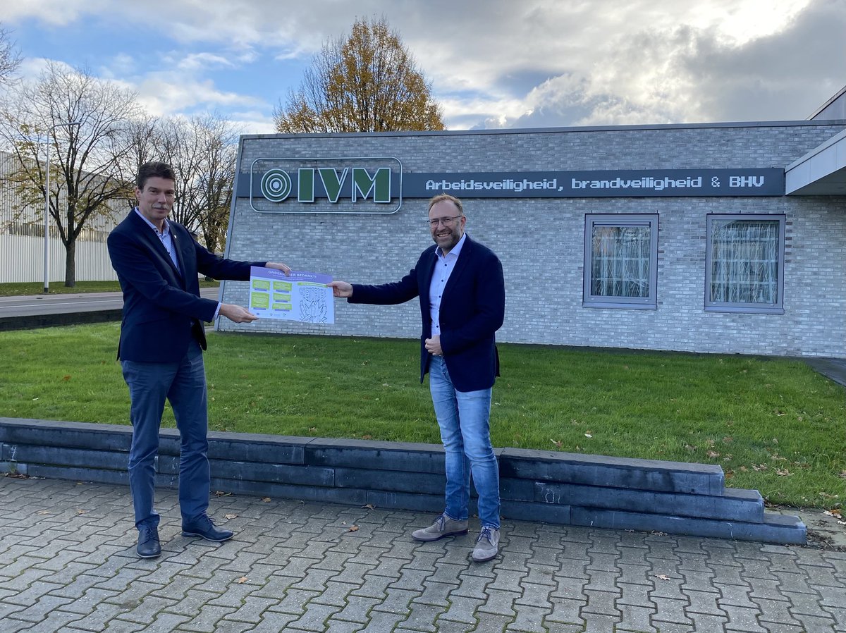 StevenStegen's tweet photo. Vandaag bezoek ik bedrijven in het kader van de dag van de ondernemer. Een steuntje in de rug is zeker nu welkom. Op 2 december wordt er digitaal gedineerd en contact gelegd. #coevorden #dutchtechzone https://t.co/rSDSaIlWm7