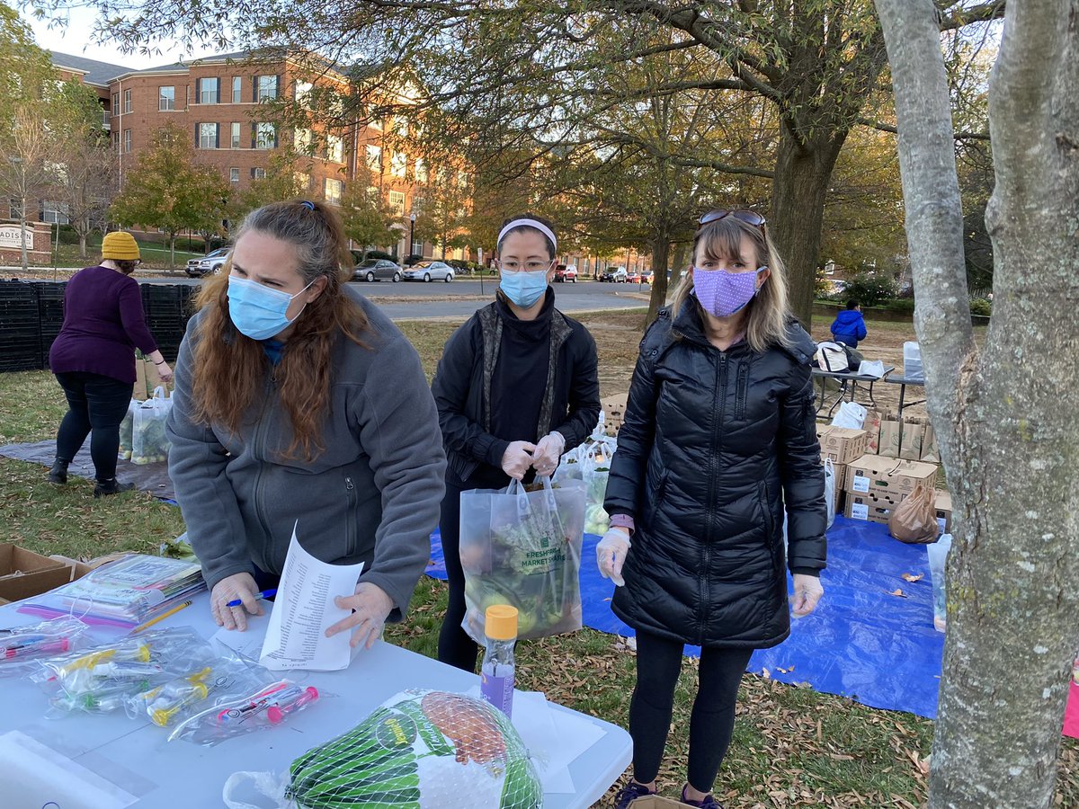 KWBPTA's tweet photo. Yesterday, we distributed turkeys and produce bags to 160 Barrett families. Thank you to @thompsonitalian and @FRESHFARMDC for helping us make this happen for our community. Happy Thanksgiving to all! @BarrettAPS @KWBLibrary @BPTASP https://t.co/kU55cVc9Nx