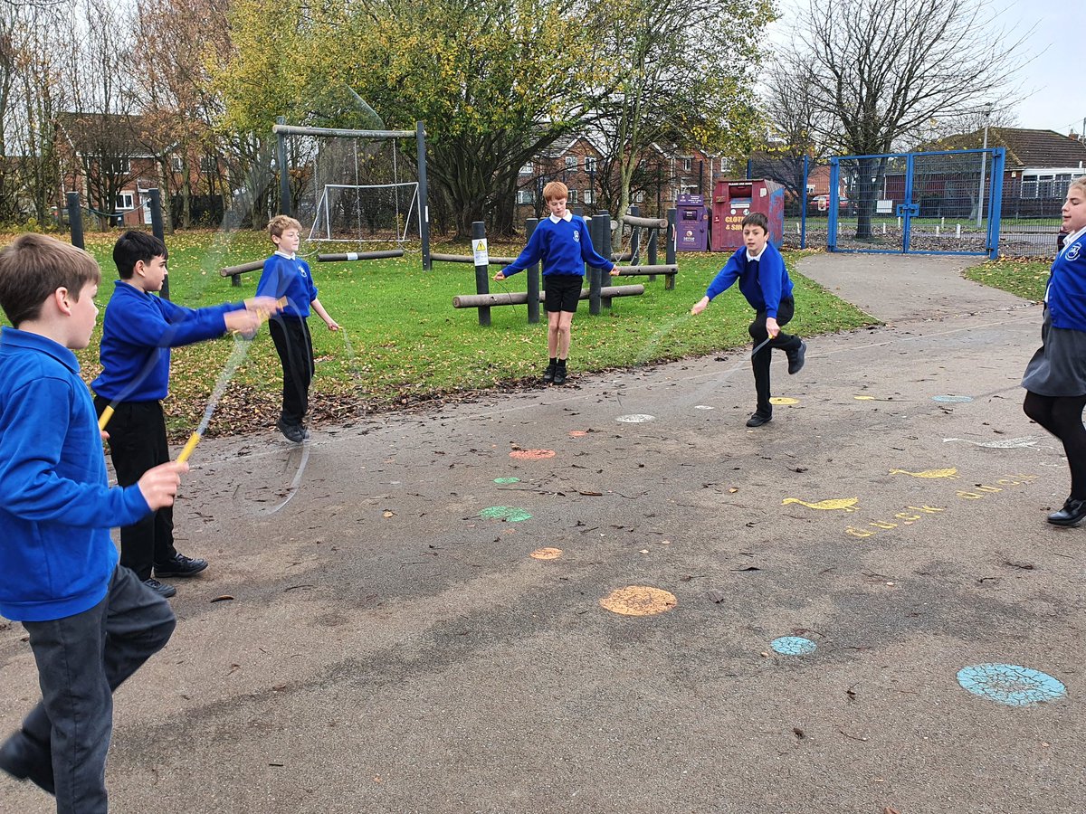 MissSuzieReid's tweet photo. Skipping Crazy!! #DTSMChallengeSeries #LincsSchoolGames @CGSOutreach #OutreachEvents. https://t.co/1nr3LXGLMm