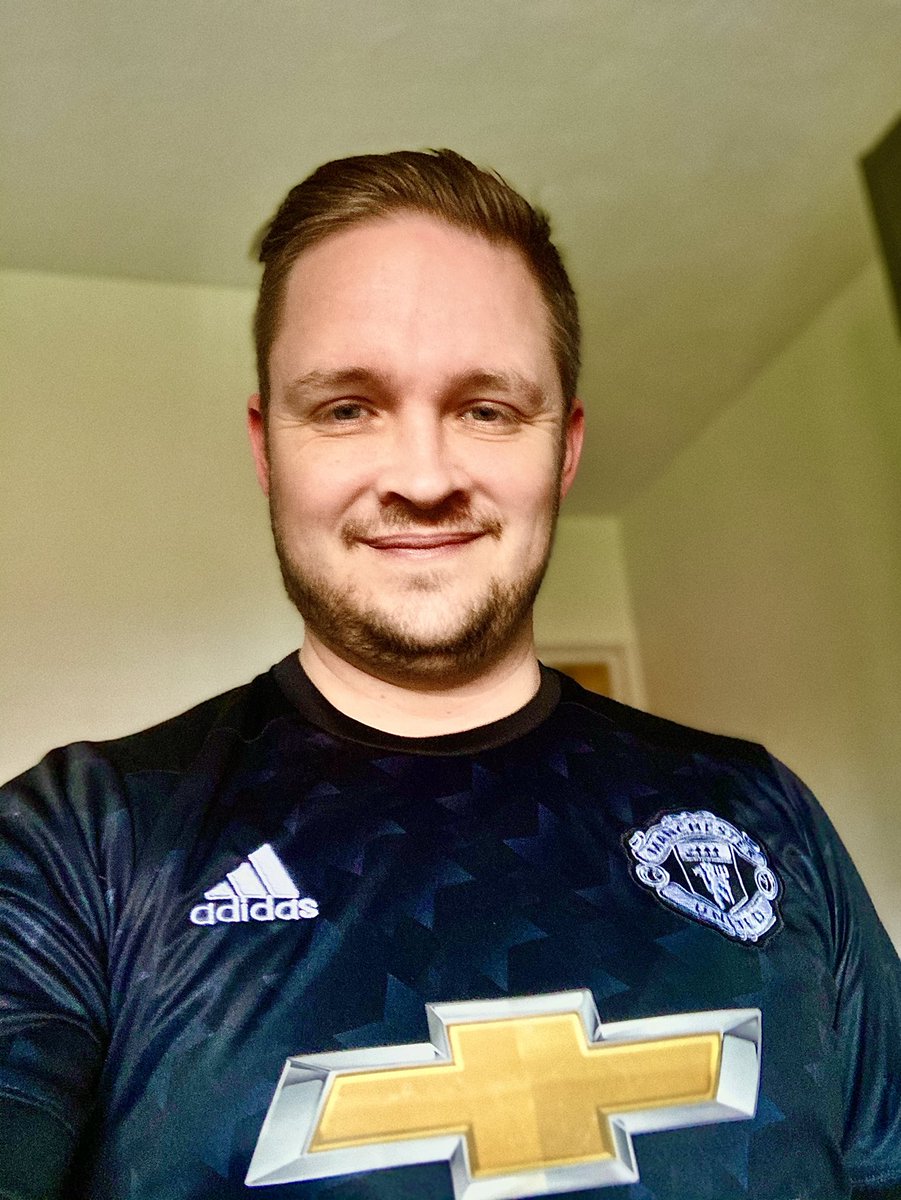 MattTugwell's tweet photo. #FootballShirtFriday #workingfromhome ⁦@CollierTurfCare⁩ @BobbyMooreFund⁩ ⁦@CR_UK⁩ ⁦@ManUtd⁩ 🔴⚪️⚫️⚽️⚽️⚽️🔴⚪️⚫️ https://t.co/uKtIqzNXA8