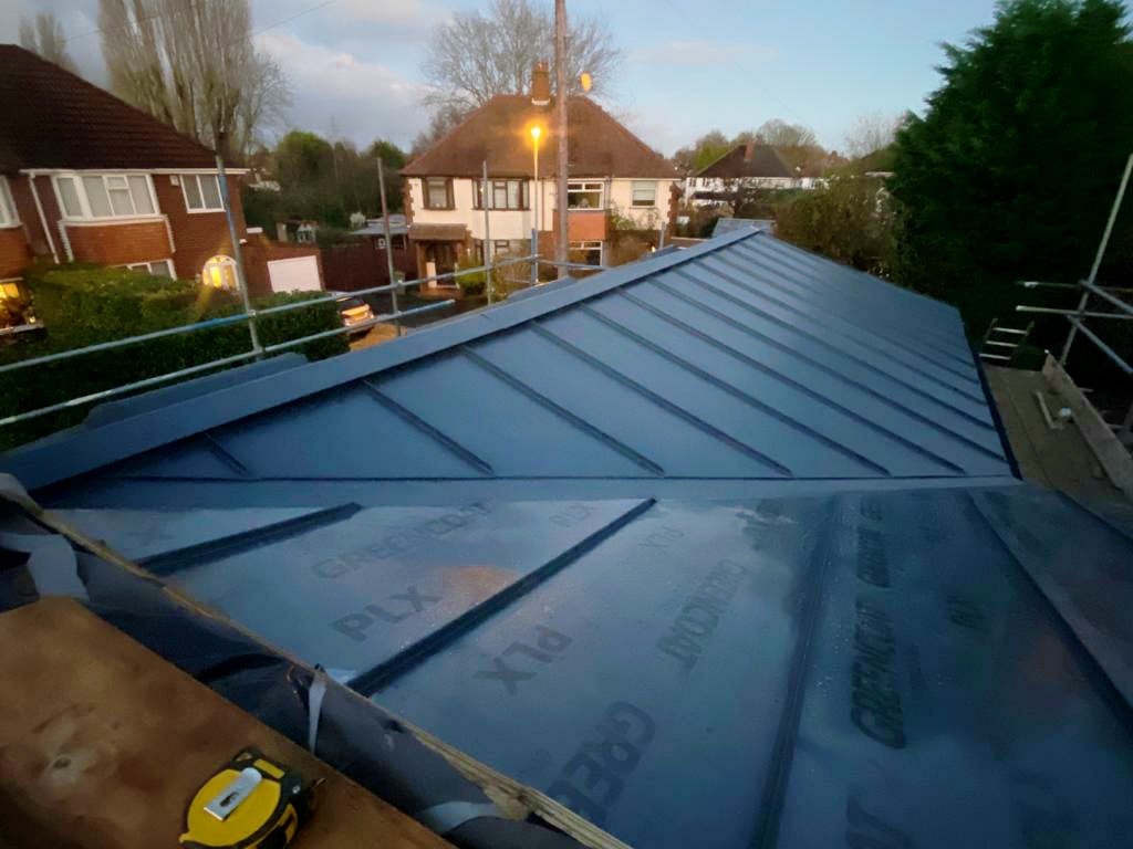 Happy Friday! (It is Friday...isn't it!?)
Today we are sharing some photos of a project we have been working on over in Wolverhampton. The team have been installing Greencoat PLX in Anthracite Grey to this extension, doesn't it look amazing in the dark too?
•