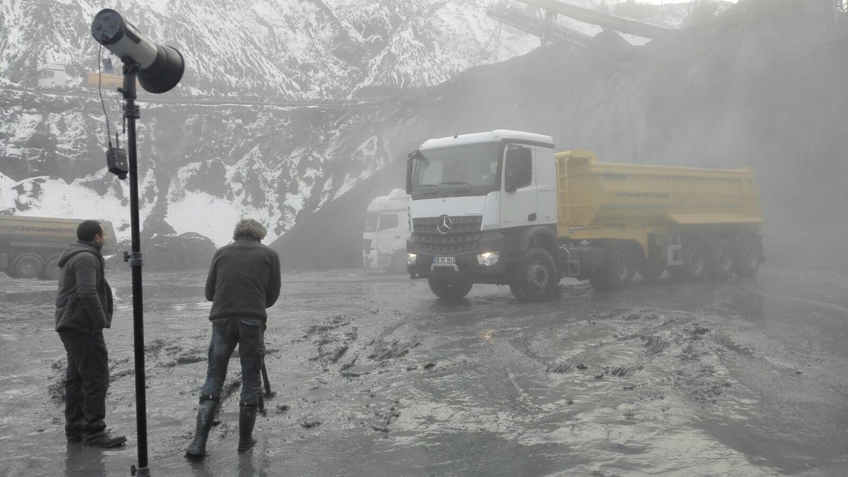 winsusie123's tweet photo. #HeavyTrucks can look #magnificent - the #threepointedStar as portrayed by #MarkusHeimbach,who has every conceivable driving licence ... and can drive these #heayweights all himself & shoot the photos that speak for themselves👌🏎️🏎️🏎️🏎️🏎️🏎️🏎️🏎️✍️✍️🎤🎤💃 https://t.co/WSU8i8vqly