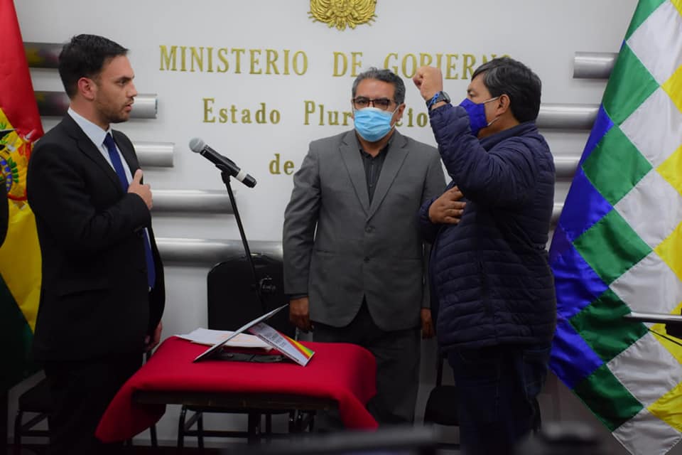 ViceminSegCiu's tweet photo. Posesión del Viceministro de Seguridad Ciudadana, Gonzalo David Lazcano Murillo, a cargo del Ministro de Gobierno, Dr. @EDelCastilloDC, el acto contó con la presencia del Comandante General de la Policía Boliviana a.i., Cnl. DESP. Jhonny Aguilera. https://t.co/2vyTJBLjIM