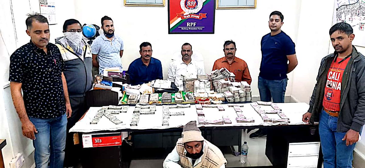 RPF_INDIA's tweet photo. दिनांक 19/11/20 को RPF की अपराध  शाखा रतलाम ने रतलाम स्टेशन पर 1 बाहरी व्यक्ति को 3  बोरी के साथ पकड़ लिया जिसमें 
•₹2.29करोड़ नगद रुपए 
•1.3kg सोना मूल्य लगभग ₹68 लाख
•56kg चांदी मूल्य ₹34 लाख
(कुल कीमत ₹3.32करोड़)पर अग्रिम कानूनी कार्रवाई हेतु आयकर विभाग को सुपुर्द किया https://t.co/xm16jN6kdc