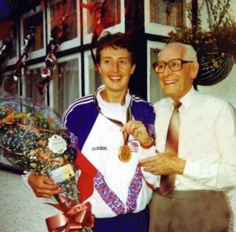 GBHockey's tweet image. 🥉 Olympic medallist at Barcelona '92
👏 Youngest ever player at European Club Championships

We are very sad to hear that former @HockeyWales &amp;amp; 🇬🇧 goalkeeper Helen Morgan has passed away

Our thoughts are with her family &amp;amp; friends

🔗 bit.ly/3nIAf6I