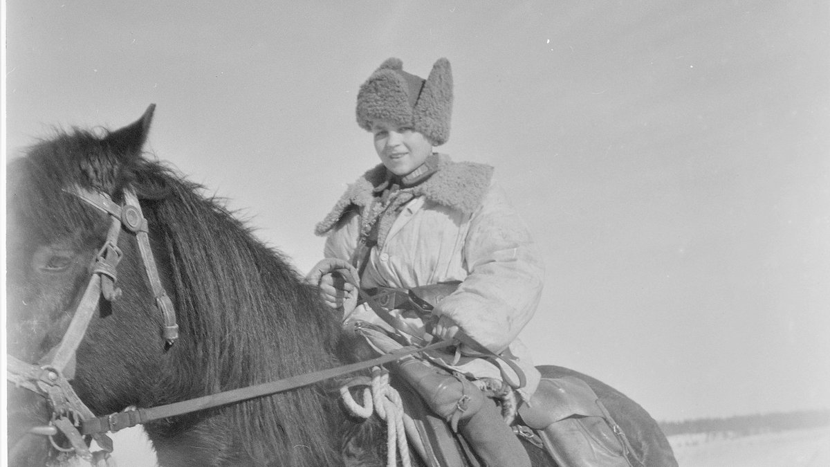 YK:n lapsen oikeuksien sopimus hyväksyttiin 20.11.1989. Vaikka sopimus kieltää lasten pakottamisen asevoimiin, lapsia nähdään sotilaina konflikteissa ympäri maailmaa. Erikoistutkijamme Olli Kleemola <a href="/owklee/">Olli Kleemola</a> lapsisotilaista kautta historian: bit.ly/3pL5ShJ Kuva: SA-kuva