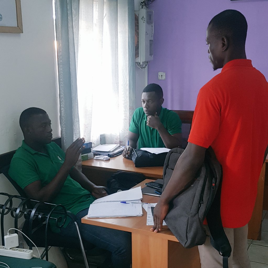 Quand notre Chef de production Patrick Mouaffo, donne les consignes aux commerciaux sur la tenue du produit...
#MyKokochick