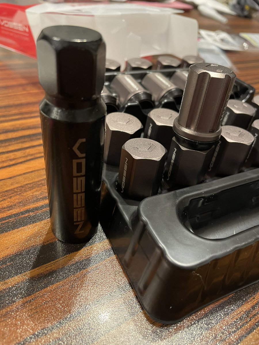 STUDIOALON_HAMA's tweet photo. イベントには間に合わなかったけど、VOSSENナットが届いたー。
超々ジュラルミンで、劇軽量！！！
こりゃー電費３割くらいは改善しそうだぞー。笑
#welveev #japanevmeetup #jem #tesla #models #model3 #modelx #modely #teslaownersmeet #愉しさ伝える #teslamotersjp #elonmusk #leaf https://t.co/v7HAGbnFoG