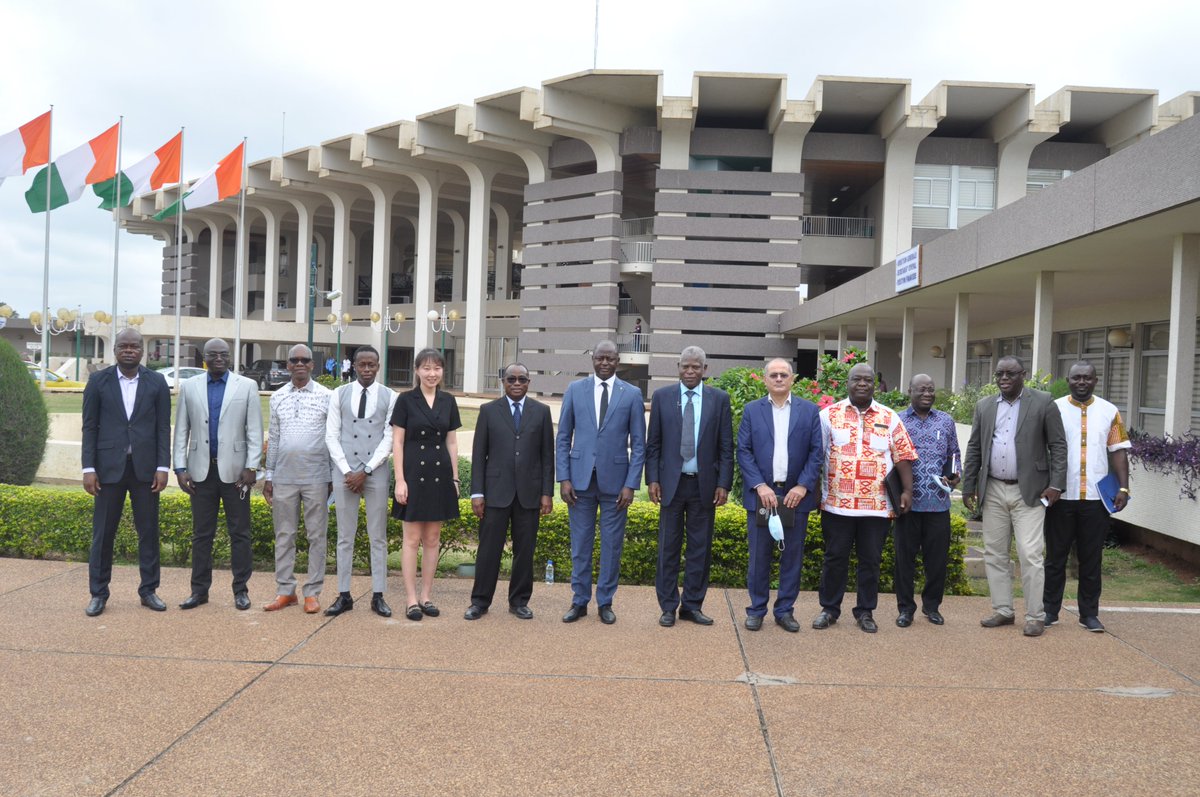 inphbpolytech's tweet photo. @Huawei s’engage auprès de @inphbpolytech en équipant une salle multimédia pour la formation des étudiants.
Plus d'infos sur : https://t.co/FWuNDEYLkh https://t.co/EbApORWlGr