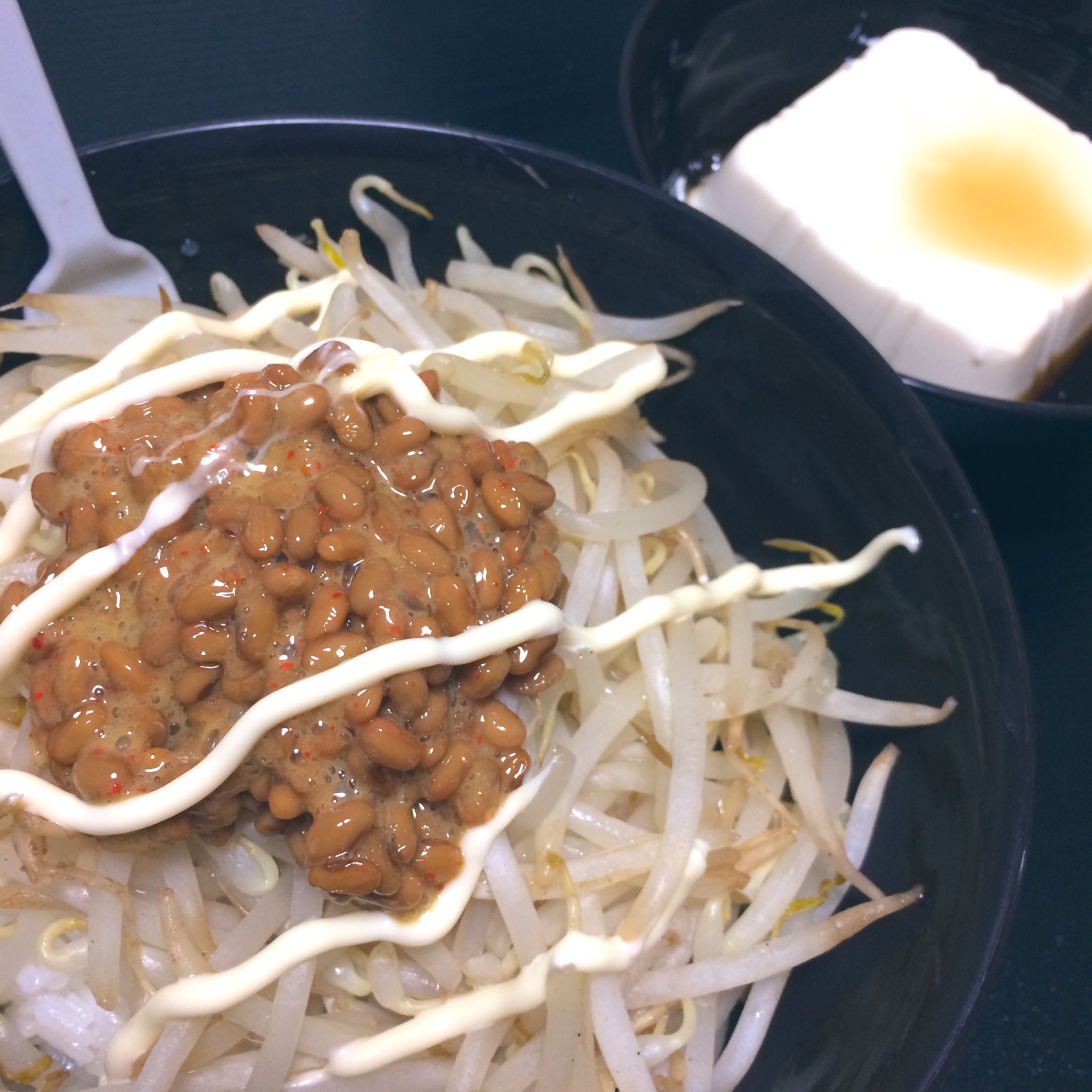 Yueri Al Twitter 今日の晩ご飯 19円もやしと 14円納豆をのっけた丼 24円の豆腐 マヨのアクセント ʖ 貧乏生活 貧乏飯 もやしは偉大 T Co Mewlyy15uv Twitter