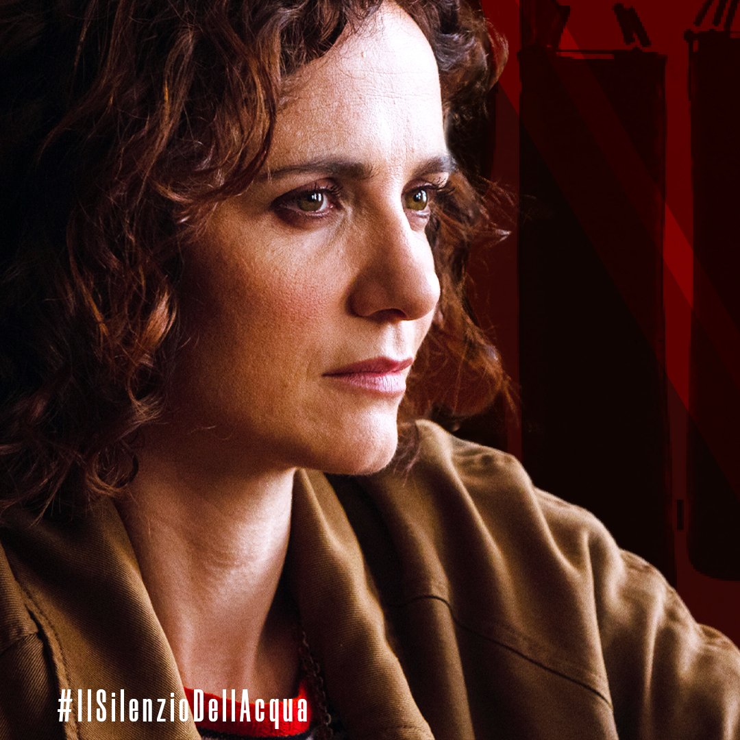 fictionmediaset's tweet photo. Loro sono Roberta, artista e compagna di Andrea, e suo figlio Matteo. La loro vita verrà sconvolta dall'improvviso ritorno di Elio, padre biologico del ragazzo... 😎
#IlSilenzioDellAcqua dal 27 novembre su #Canale5 💦
@kamillafilippi #RickyManera #FictionMediaset #GarboProduzioni https://t.co/UnkGxVBVgi
