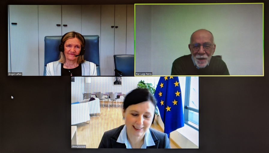 EUI_CMPF's tweet photo. We are live with Vice-President for Values and Transparency, Věra Jourová who began her intervention by speaking about the value of the CMPF's Media Pluralism Monitor.
#mediafreedom #mediapluralism #ruleoflaw #MPM2020 https://t.co/fdAUsmRX7i