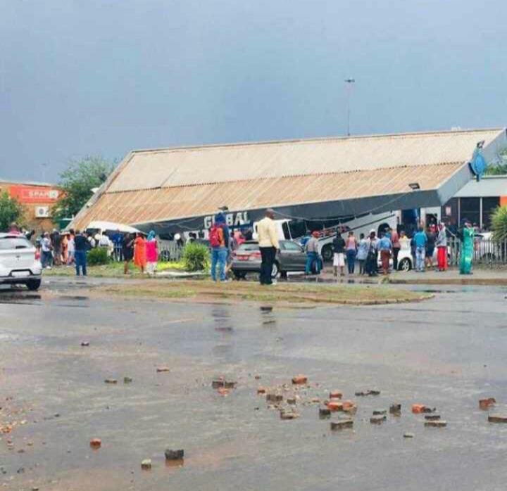 ReitumetseShebe's tweet photo. •S T O R M• Earlier in Sharpeville. The Vereeniging and Vanderbijlpark areas are heavily flooded at the moment https://t.co/9vCWfHnOWj