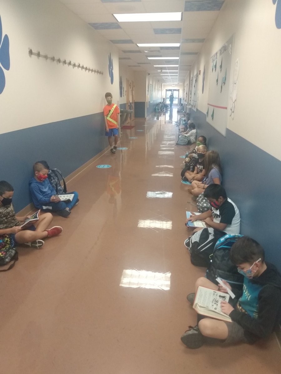 MsBethReynolds's tweet photo. Love 💕 how these kids are being  proactive by choosing to read before the school day starts @BCEBobcat @collierschools 💙🐾💙 https://t.co/KAz52tVxfe