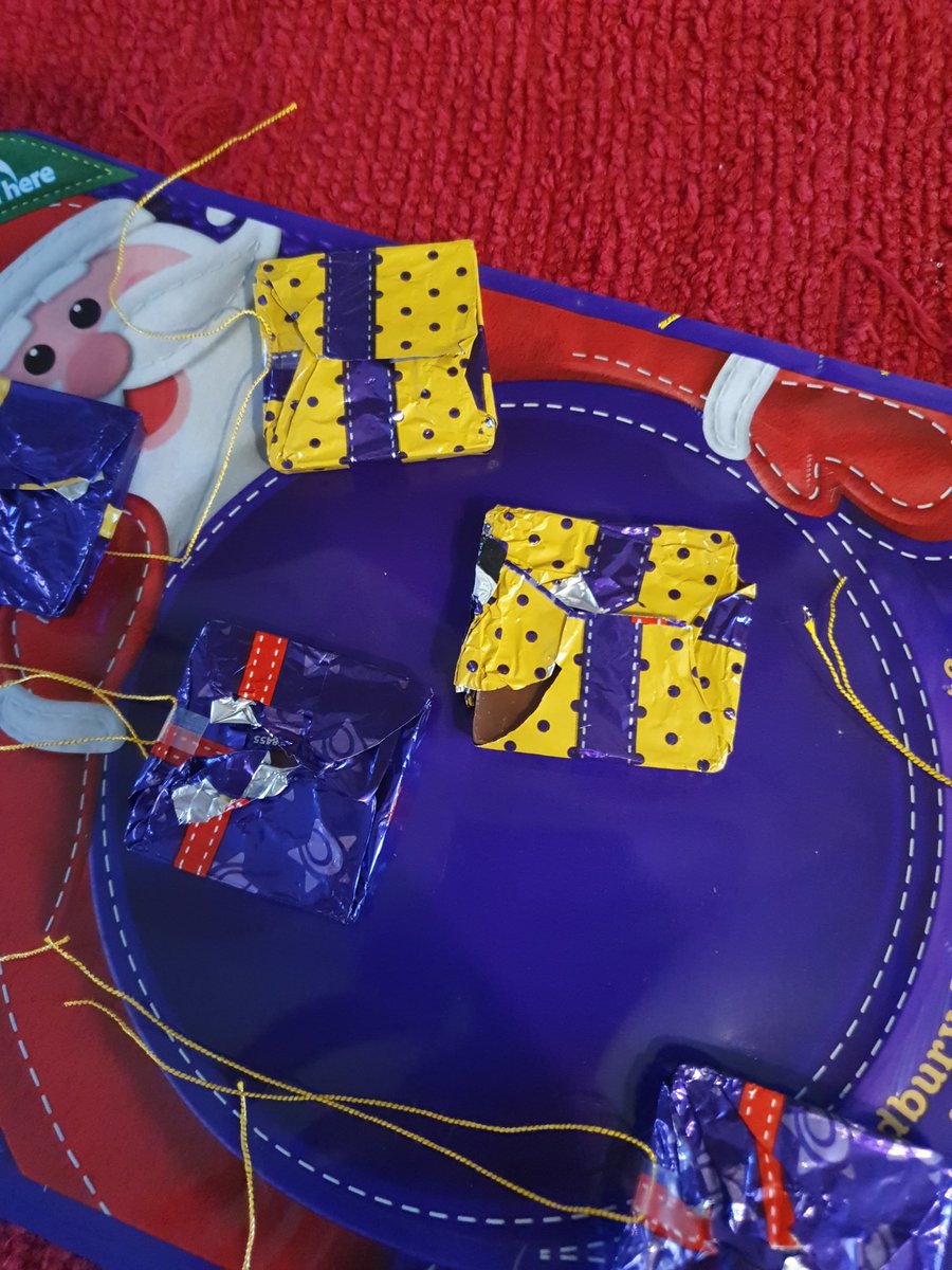 no1manutdfan777's tweet image. @CadburyUK who packages these tree chocs #shocking #everysingle packet 🤬🤬🤬