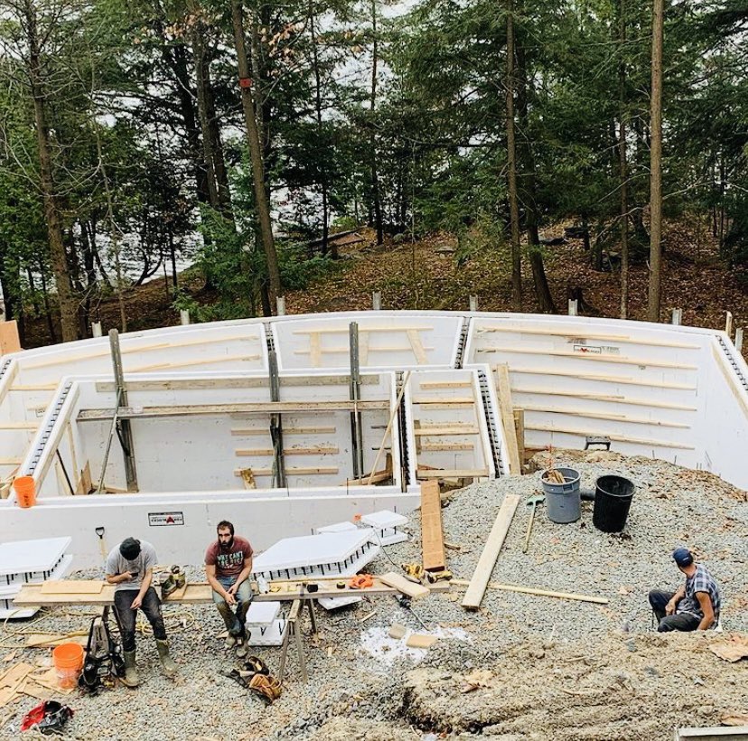 FoxBlocksICF's tweet photo. You don’t need to keep things straight to utilize the benefits of Insulated Concrete Forms. Curved Walls? No problem! Enjoy any design you can dream up 💯🏭  

#FoxBlocksFriday featuring Arctic Construction creating curved walls with ease! 
📸: @WashagoLumber https://t.co/U64Kgt8jcV