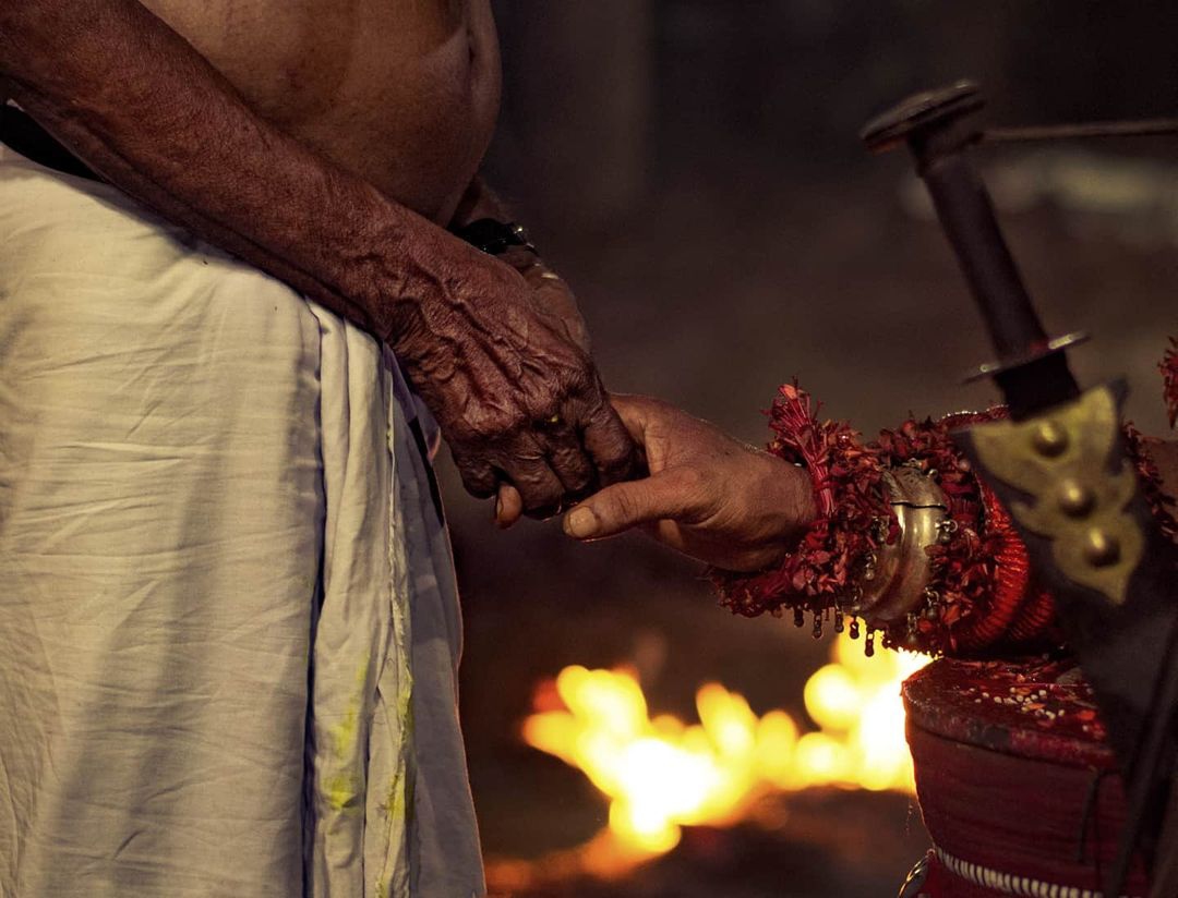 KeralaTourism's tweet photo. 'The Hand of God' #theyyam #theyyamsofmalabar #kerala
Shot at Kayaralam, Kannur after the Kandanarkelan Theyyam performance in Dec 2019
Photo credits: Maneesh MN https://t.co/DljtR7VvIT