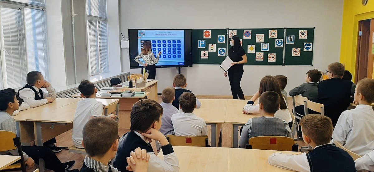 SP_GBOU_school2's tweet photo. 20.11 прошло интерактивное познавательное занятие «Правилам движения–наше уважение!». Мероприятие имеет практическую педагогическую направленность на формирование у детей самооценки, самоконтроля и самоорганизации в сфере дорожного движения. На занятии активно использовалось #ЦОС https://t.co/3kNSTyIPKH