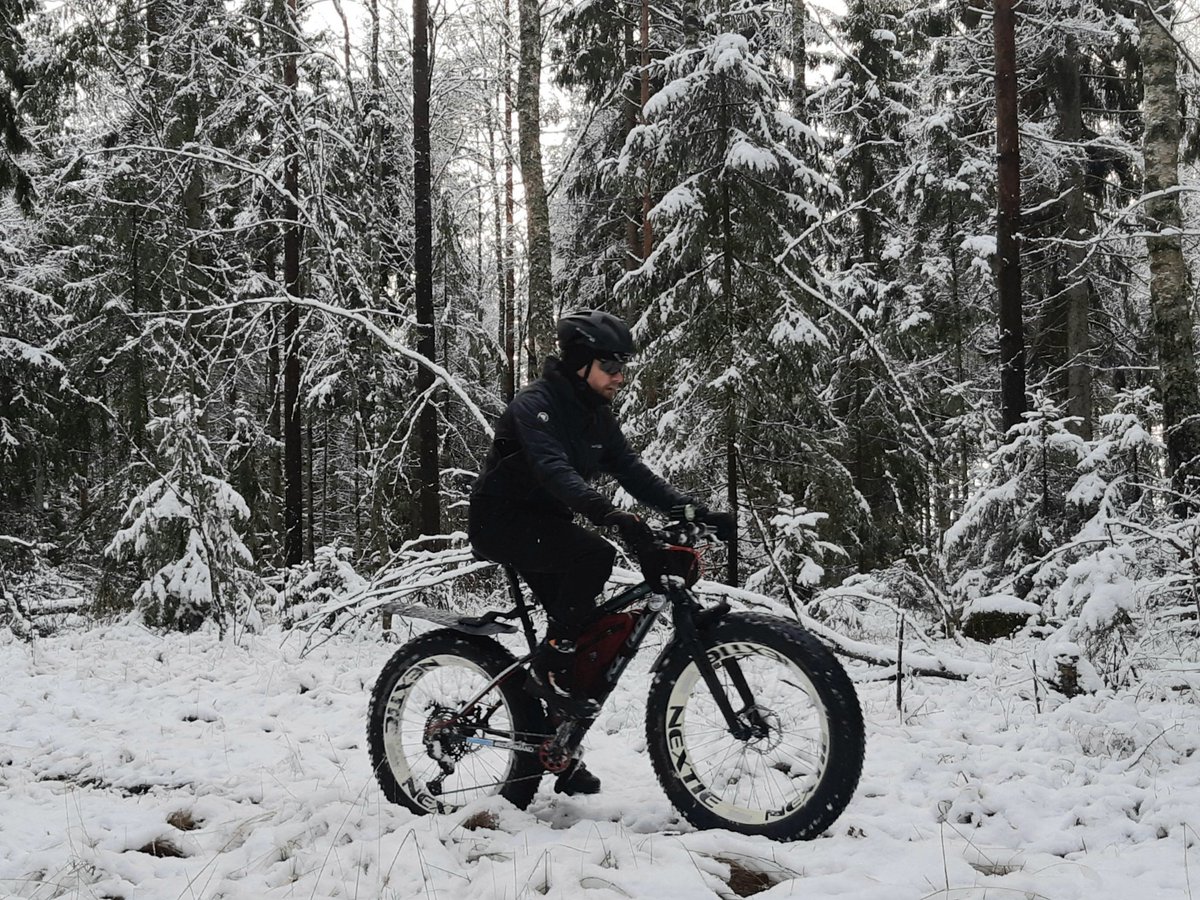 tonilund's tweet image. Joskus, mutta harvoin, käy hyvä tuuri. Vapaapäivä ja ensilumi! #talvi #lumi #fatbike