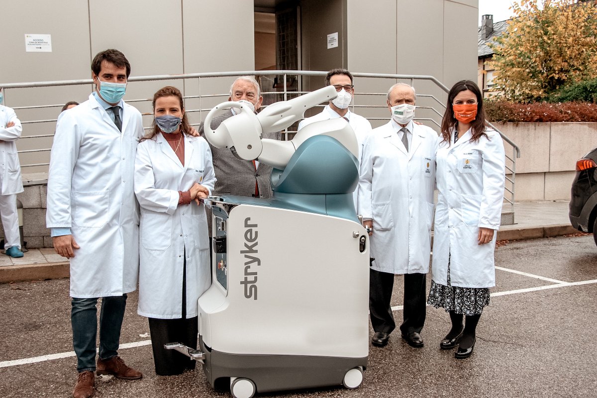 ClinicaCEMTRO's tweet photo. 🗞️Clínica CEMTRO primer hospital en realizar cirugías ortopédicas asistidas con un robot inteligente (#MakoSmartRobotics) en España 🇪🇸y Portugal🇵🇹

🥼El equipo médico ha sido dirigido por el Dr. Pedro Guillen, la @DraIsaGuillen y el @DrSanzZapata

Noticia: https://t.co/aUkIrZESFq https://t.co/aK07wYs1BX