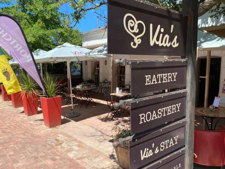 IamPortchie's tweet photo. Ek stal uit hier by Vias Bistro in Greyton die naweek tot Sondagoggend. Die jaarlikse Greyton Artwalk is aan die gang hier. Dorp lyk mooi en besig. Kom se gerus hallo. Portchie #artwalk #greyton #portchie https://t.co/lzVCEhzLyG