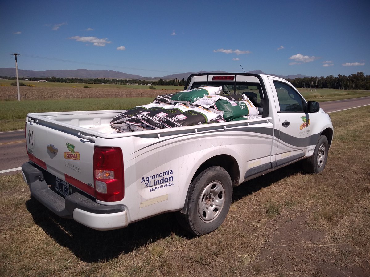Día productivo!
Entrega de bolsas en el campo para comenzar la siembra, y sembramos ensayo comparativo de Híbridos!
CNEL Pringles se va sumando al Maíz tardío!!!
<a href="/AgronomiaLindon/">Agronomía Lindón S.R.L.</a> 
@Bayer4CropsAR 
<a href="/DekalbArgentina/">DEKALB Argentina</a>