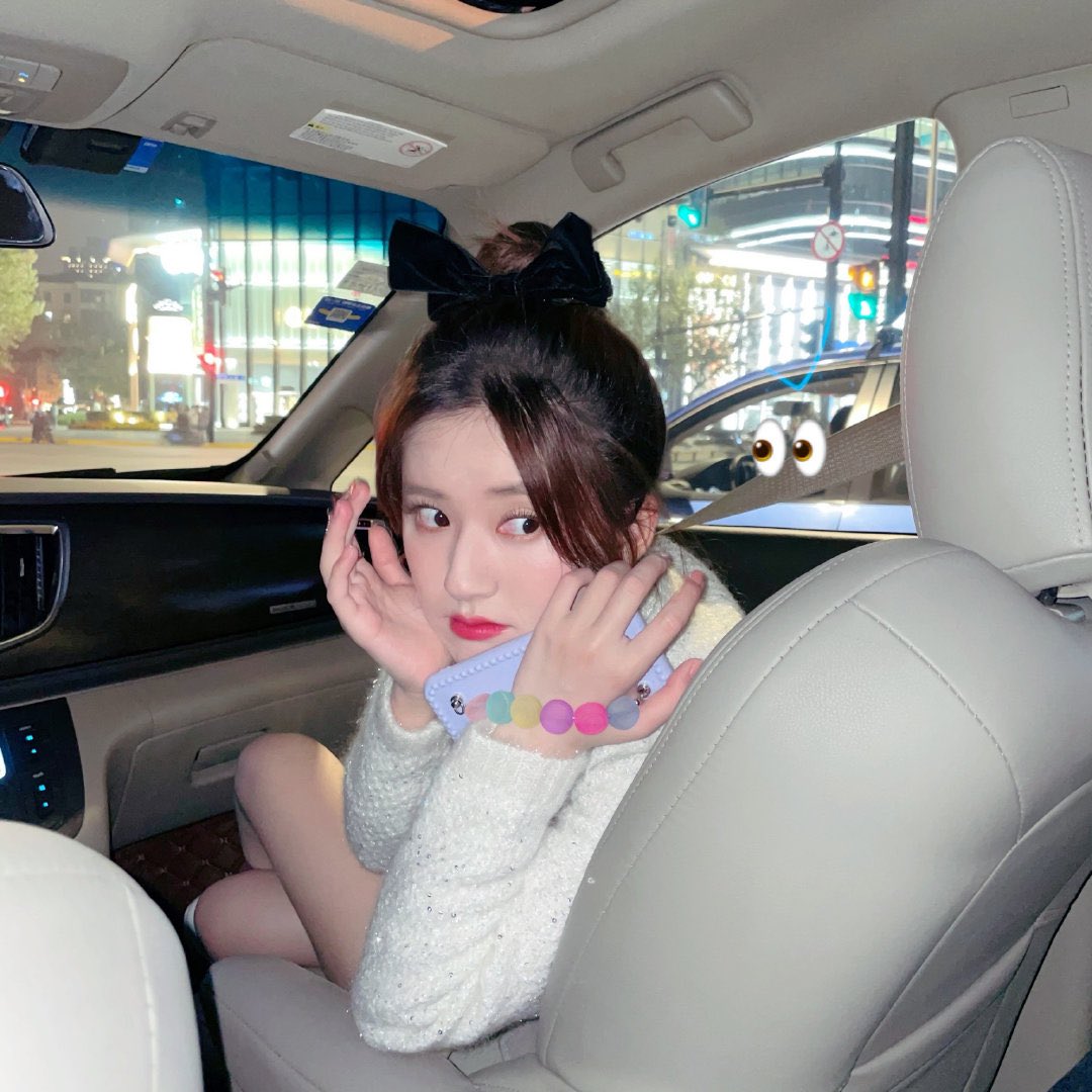 lusi_intl's tweet photo. 201120 #zhaolusi #赵露思 
— © 赵露思|小红书 📕 (RED update)

↬ “☀️
haven’t had a top knot bun in a long time” https://t.co/BDtQa0sHyV