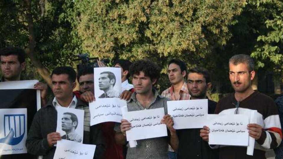 amjad_panahi's tweet photo. اين عكس یک روز قبل از اعدام #احسان_فتاحيان گرفته شده، #علي_افشاری (نفر اول، راست) دیگر فعال سیاسی کورد، كسي كه علیه حکم #اعدام احسان خیلی تلاش کرد، بعدا خود وی نیز بازداشت و در دادگاهی چند دقيقه‌ی تنها به جرم عدالت‌خواهی به اعدام محکوم و نهایتا وی نیز همانند احسان اعدام شد. https://t.co/1Zh7Z82Mu0