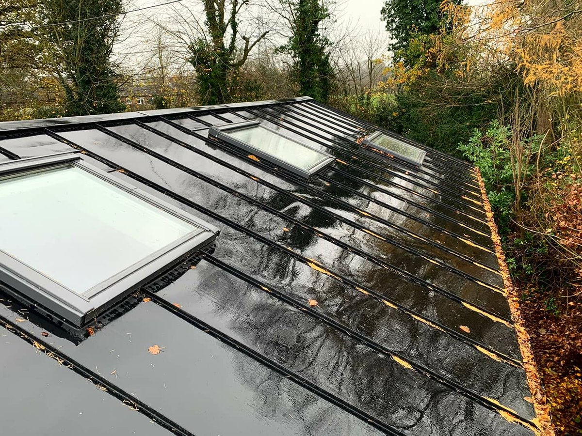 RacRoofandClad's tweet image. What a beauty! Another Greencoat PLX project but this time in Nordic Black Pural. This is a 200sqm cold roof installation in Great Missenden which the team are thoroughly enjoying working on. Very autumnal photos!
•
#greencoatplx