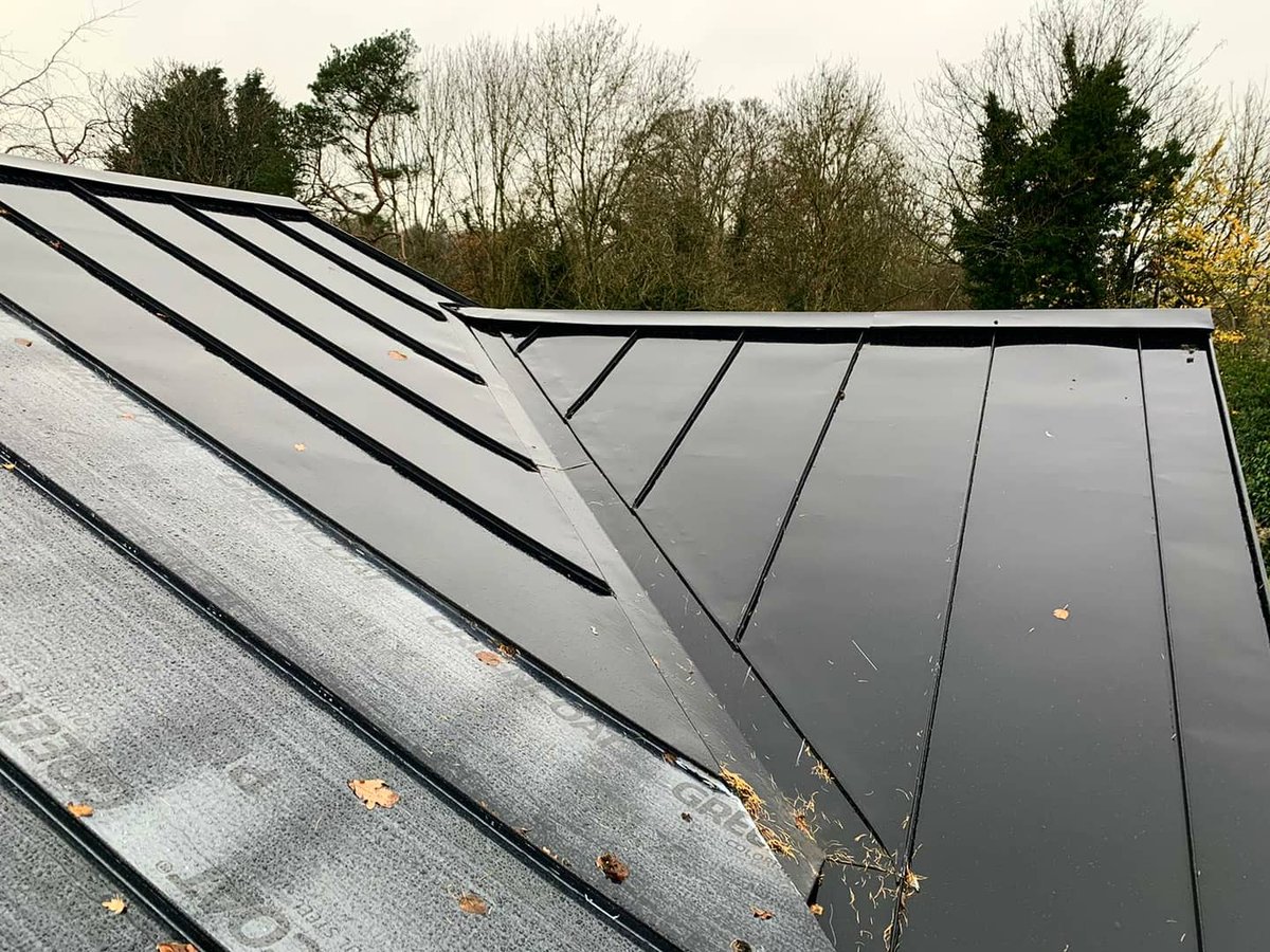 RacRoofandClad's tweet image. What a beauty! Another Greencoat PLX project but this time in Nordic Black Pural. This is a 200sqm cold roof installation in Great Missenden which the team are thoroughly enjoying working on. Very autumnal photos!
•
#greencoatplx