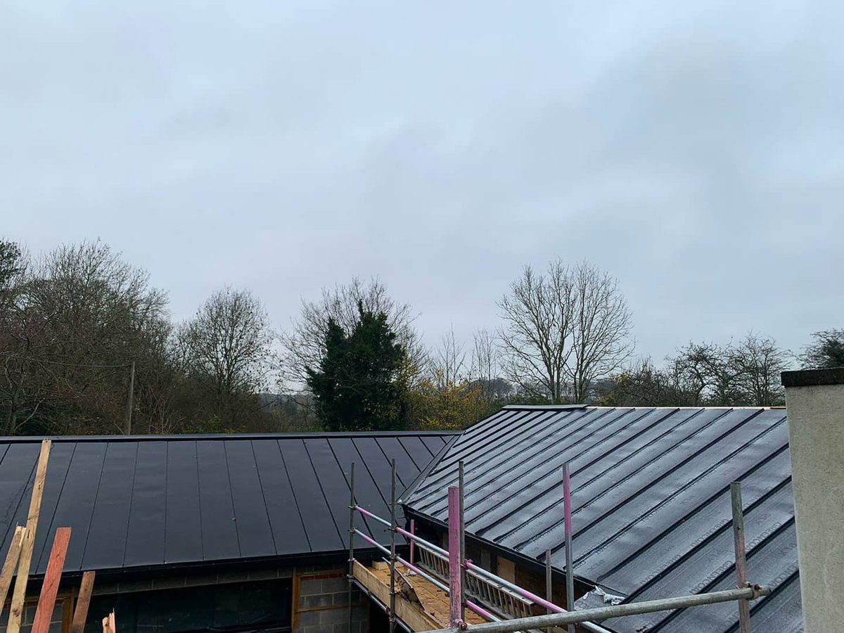 What a beauty! Another Greencoat PLX project but this time in Nordic Black Pural. This is a 200sqm cold roof installation in Great Missenden which the team are thoroughly enjoying working on. Very autumnal photos!
•
#greencoatplx