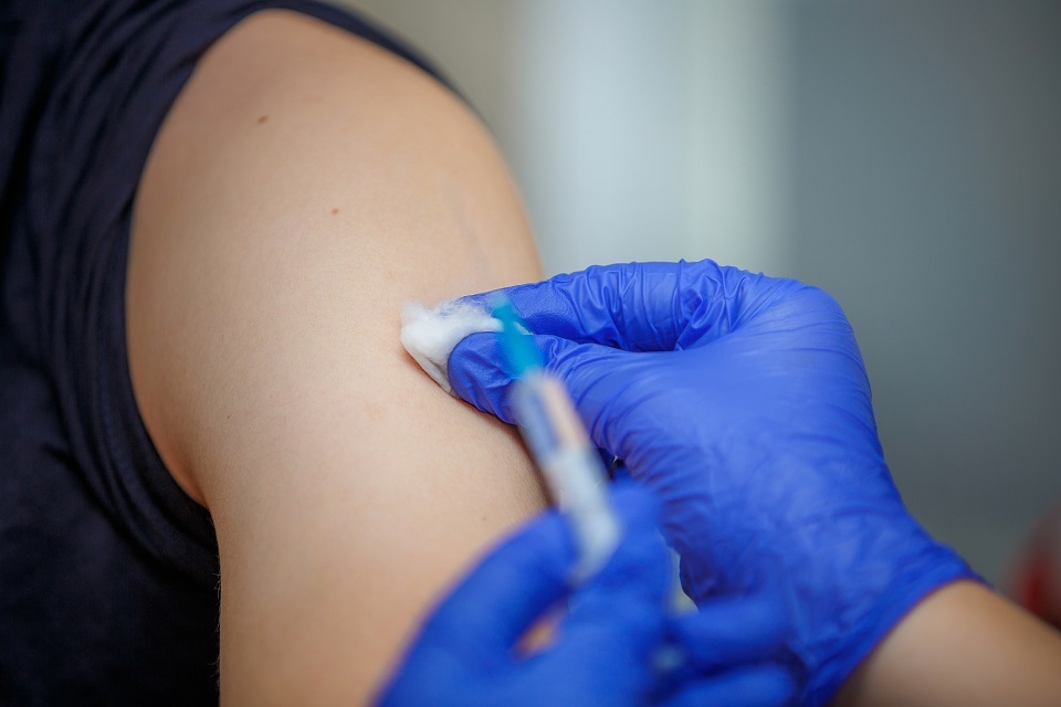 NHSsoutheast's tweet image. Today, @DHSCgovuk announced that people aged 50 and over will be able to get their free flu jab from December. ow.ly/B95r50CqaCK.

The #NHS is encouraging anyone 50-64 to book an appointment with their GP or pharmacist, as soon as they receive an invitation. #GetYourFluJab