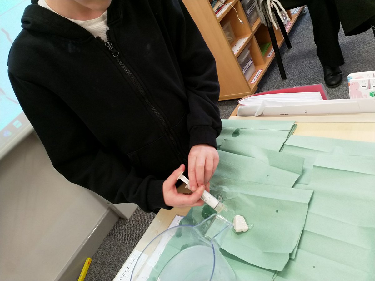 Maybury_School's tweet image. Year 3 are enjoying testing the permeability and density of Rocks in today's science lesson. #miniscientists @HeadStartHull @HumberEdTrust