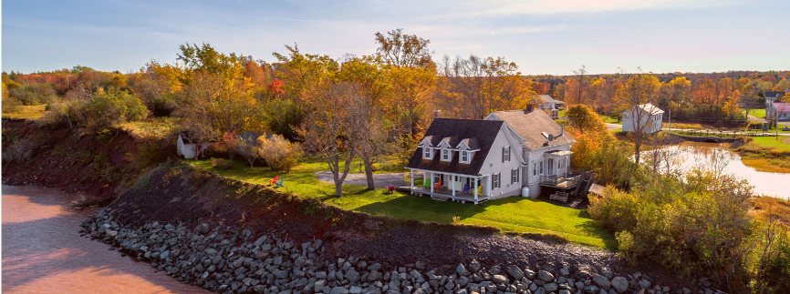 CathrineYuill's tweet photo. It's a beautiful fall-heading into winter here at Cresthaven By the Sea B&amp;B here in Maitland.  Thinking of a work-cation where you can isolate? #visitnovascotia #NovaScotia https://t.co/YN1ZCJGidC