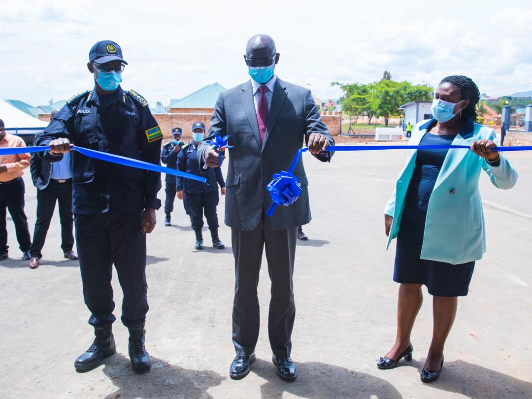 Rwandapolice's tweet photo. In @RwandaSouth Minister Busingye Johnston and IGP Dan Munyuza launch automobile inspection center in @HuyeDistrict. https://t.co/ZfnReIJuR6