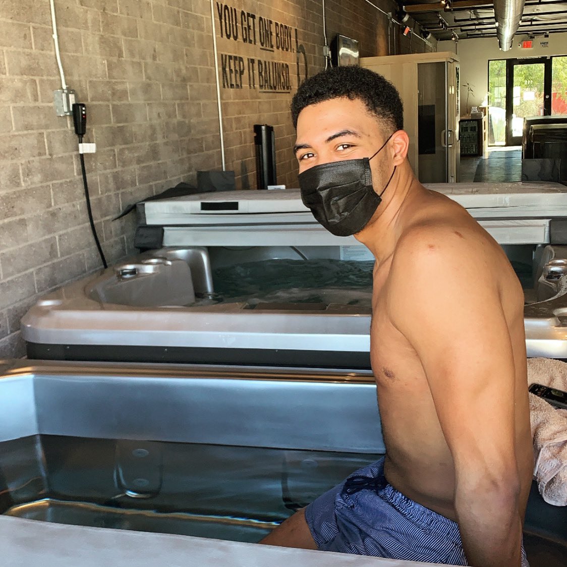 balunsdaz's tweet photo. CHILL vibes ONLY
🥶 😷 
Ever noticed that when you let go there is a sense of freedom?! It also makes tough things more manageable! The same is true in the #icebath! Have a great weekend letting in the good stuff &amp; letting go of what does not serve you!
#FridayVibes #getBALUNSD https://t.co/3LQnbLWZBe