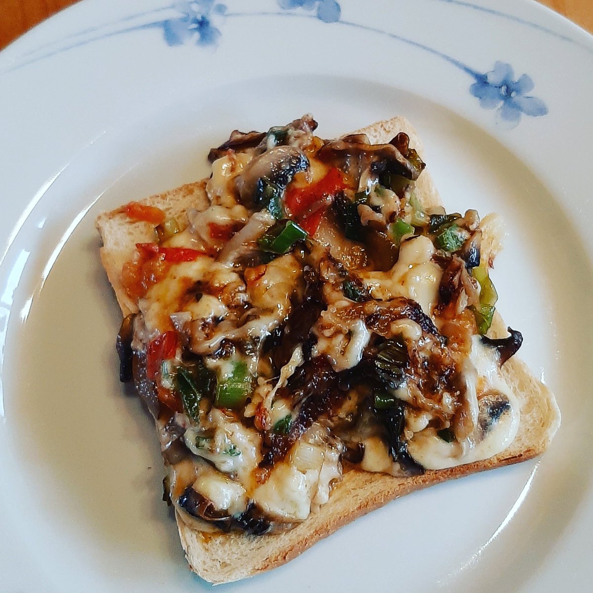 clouds_walking's tweet photo. Heute gab es eher einen kleinen Mittagssnack - Raclette-Toast mit Frühlingszwiebeln, Pilzen und Tomaten.
#raclette #raclettetoast #alleskäse #cheese #ordentlichkäse #cheeselover #mitliebegekocht #cookingformom👵🍽 #foodstagram #Foodblogger #lecker☺️ #yummy😋 #einfachaberlecker☺️ https://t.co/vVg96r3EWh