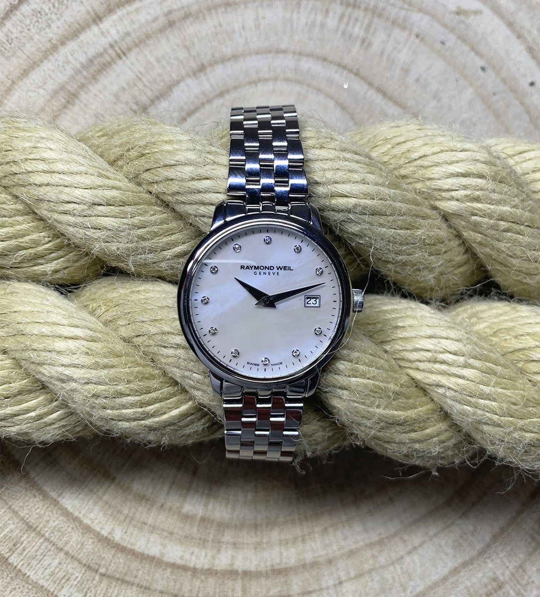 Est_1897's tweet photo. Raymond Weil Toccata 5988.
The Mother of Pearl dial and the Diamonds on the hour markers definitely grab your attention to this Watch!
Price: ยฃ695
https://t.co/91Jx0JdmOj
#RaymondWeil #Toccata #Diamonds #MotherofPearl #SwissWatches #Est1897 https://t.co/myY1dYFT5X